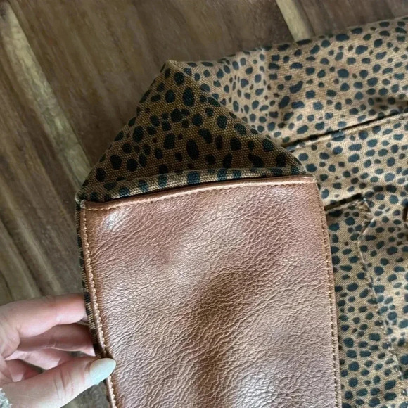 Universal Thread Cheetah Print Tote - Picture 5 of 9